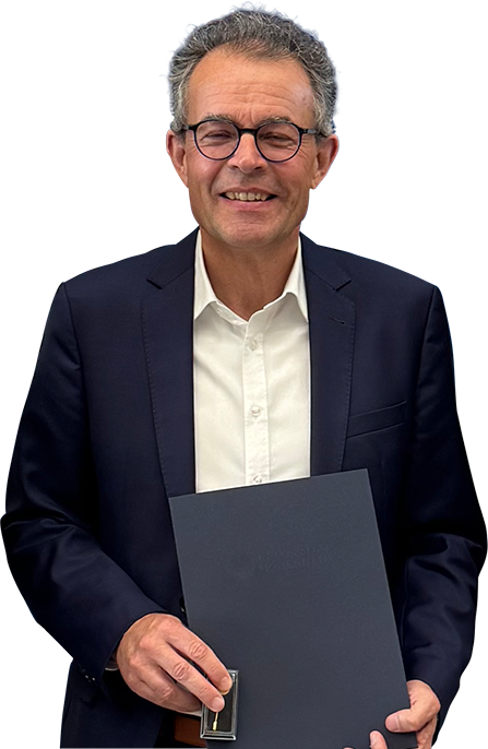 Georg Wacker hält die Auszeichnung 'Ehrennadel'
