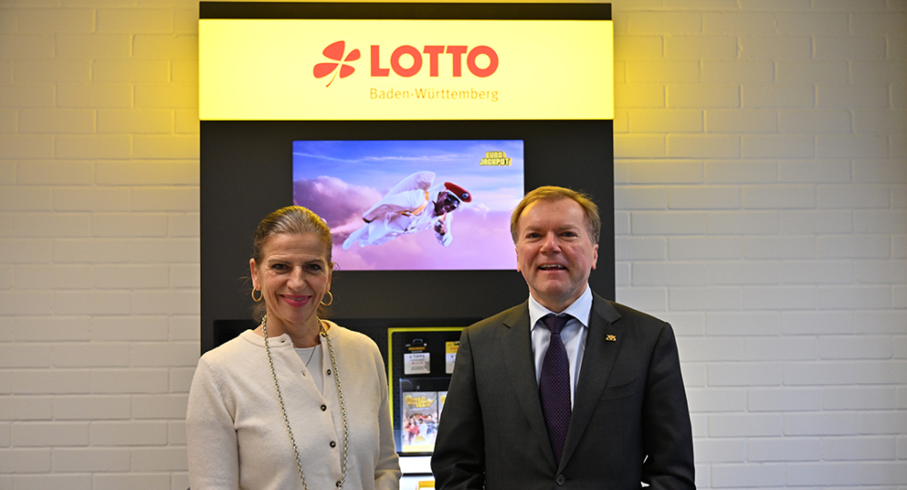 Sabine Hagmann, Hauptgeschäftsführerin des Handelsverbands Baden-Württemberg e.V. mit Lotto BW Geschäftsführer Paul Nemeth.