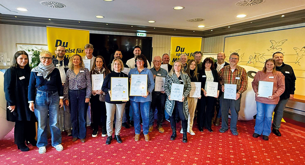 Regionaldirektorin Bärbel Rankl (links) überreichte 2025 den langjährigen Annahmestellen- Jubilarinnen und Jubilaren ihre Urkunden.