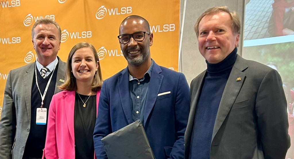 Gemeinsam für den Sport: Die Gewinnerinnen und Gewinner des Trikottags BW 2025 wurden beim Württembergischen Landessportbund (WLSB) ausgezeichnet. Lotto BW-Geschäftsführer Paul Nemeth übergab gemeinsam mit Markus Graßmann (Foto hinten), Geschäftsführer des WLSB, und Anne Köhler, Vizepräsidentin Sportentwicklung im WLSB, die Preise. Auch der ehemalige VfB-Stuttgart-Stürmer Cacau war dabei und hat die Aktion unterstützt.