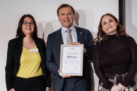 Lotto BW-Geschäftsführer Paul Nemeth freut sich zusammen mit Britta Groß (links), Nachhaltigkeitsbeauftragte bei Lotto BW, über die Auszeichnung BWzero. Julia Kovar, Leiterin der Klimaschutzstiftung BW, überreichte die Urkunde.
