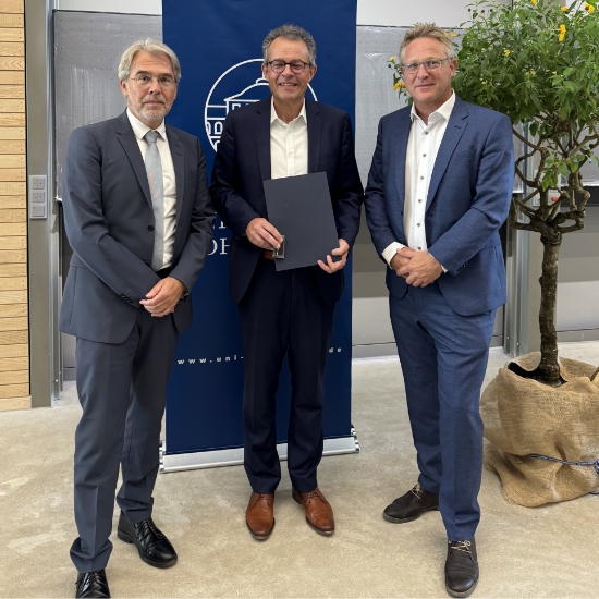 Prof. Dr. Andreas Pyka, Mitglied des Rektorats der Universität Hohenheim, Georg Wacker, ehemaliger Lotto BW-Geschäftsführer, und Dr. Steffen Otterbach, Leiter der Forschungsstelle Glücksspiel, bei der Verleihung der Ehrennadel.