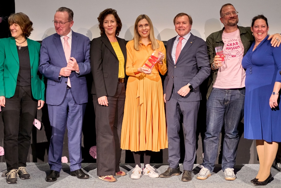 Gewinner des Lotto-Museumspreises 2025 in der Städtischen Galerie Karlsruhe © Bruno Kelzer v.l.n.r.: Dr. Gisela Splett, Aufsichtsratsvorsitzende von Lotto Baden-Württemberg; Dr. Albert Käuflein, Bürgermeister von Karlsruhe; Sabine Mücke, Präsidentin des Museumsverbandes Baden-Württemberg e.V.; Stefanie Patruno, Direktorin der Städtischen Galerie Karlsruhe; Paul Nemeth, Geschäftsführer von Lotto Baden-Württemberg; Dr. Christian Baudisch, Leiter des Deutschen Fleischermuseums; Martina Meyr, Vizepräsidentin des Museumsverbandes Baden-Württemberg e.V.