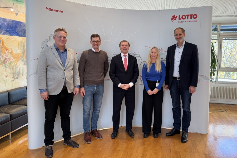 v.l.n.r.: Dr. Steffen Otterbach, Geschäftsführender Leiter der Forschungsstelle Glücksspiel; Stefan Ulrich, Sucht- und Präventionsberater bei der eva im Bereich Prävention und Glücksspielsucht; Paul Nemeth, Geschäftsführer Lotto BW; Prof. Dr. Mira Fauth-Bühler, Professorin für Wirtschaftspsychologie und Neuroökonomie an der FOM Hochschule für Ökonomie & Management; Dr. Wolfgang Kreißig, Präsident LFK Baden-Württemberg.